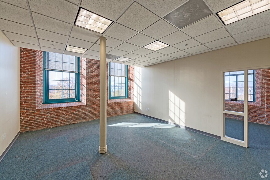 More Photos Of 1082 Davol St, Fall River Apartments For Lease