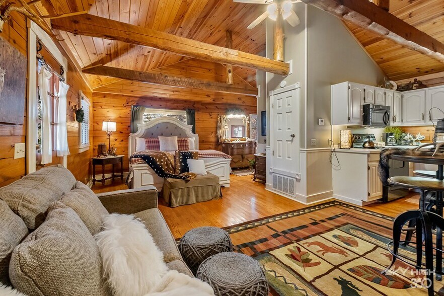 More Photos Of 3134 E Van Buren, Eureka Springs Hotel For Sale