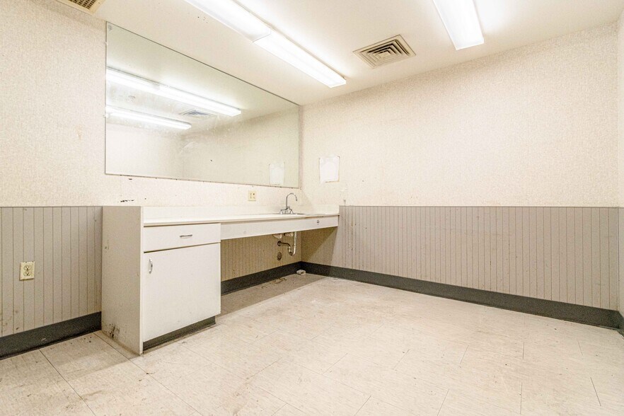 More Photos Of 5300 3rd St, San Francisco Drugstore For Lease