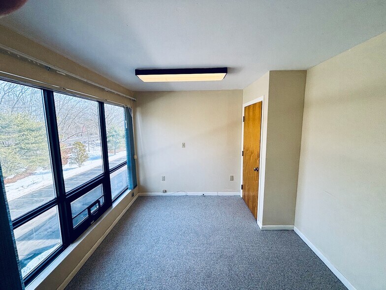 More Photos Of 567 Vauxhall St, Waterford Medical For Sale