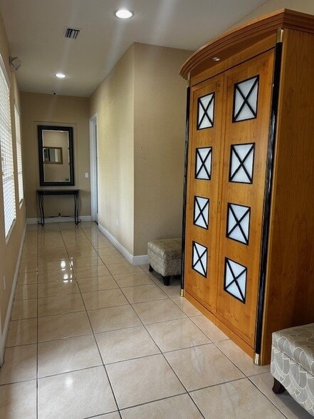 More Photos Of 618 SW 3rd St, Cape Coral Office For Lease