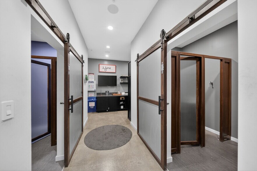 More Photos Of 20938 Osborne St, Canoga Park Warehouse For Sale