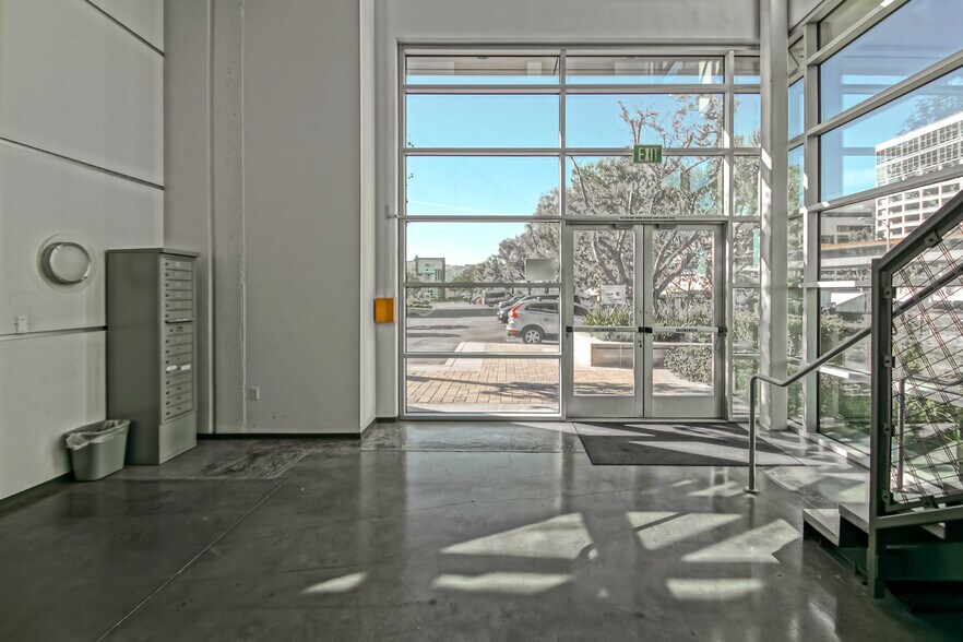 More Photos Of 887-889 N Douglas St, El Segundo Loft Creative Space For Lease