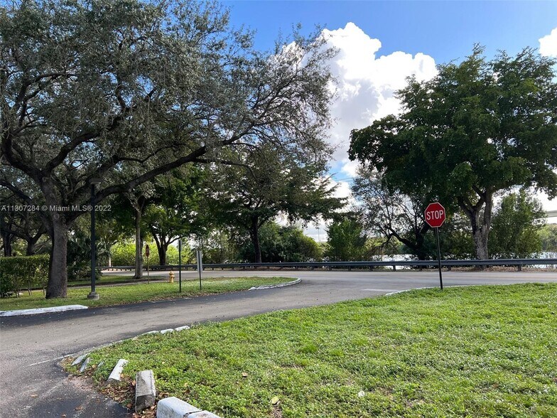 More Photos Of 14100 Palmetto Frontage Rd, Miami Lakes Office Residential For Lease