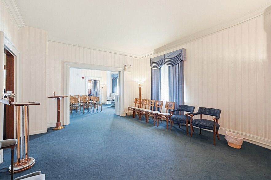 More Photos Of 1501 Lonsdale Ave, Lincoln General Retail For Sale