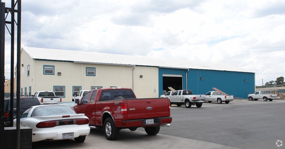More Photos Of 8139 Beatrix Ln, El Paso Warehouse For Lease
