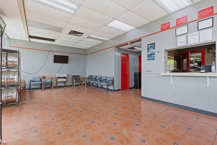 More Photos Of 616 S Central Expy, Richardson Freestanding For Lease