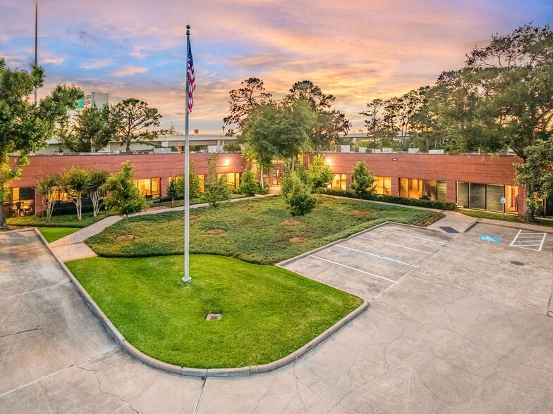 More Photos Of 6925 Portwest Dr, Houston Unknown For Lease