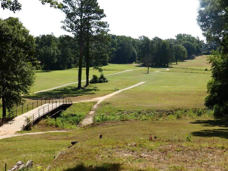More Photos Of 2130 Country Club Rd, Palestine Golf Course Driving Range For Sale
