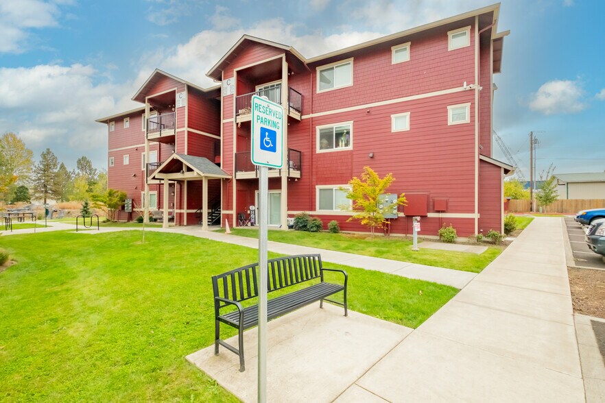 More Photos Of 13001 S Crompton's Ln, Molalla Apartments For Sale