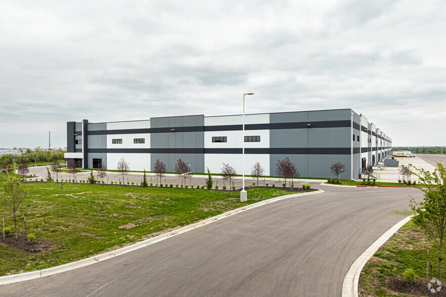 More Photos Of 2201 NE Town Centre Blvd, Lee's Summit Warehouse For Lease