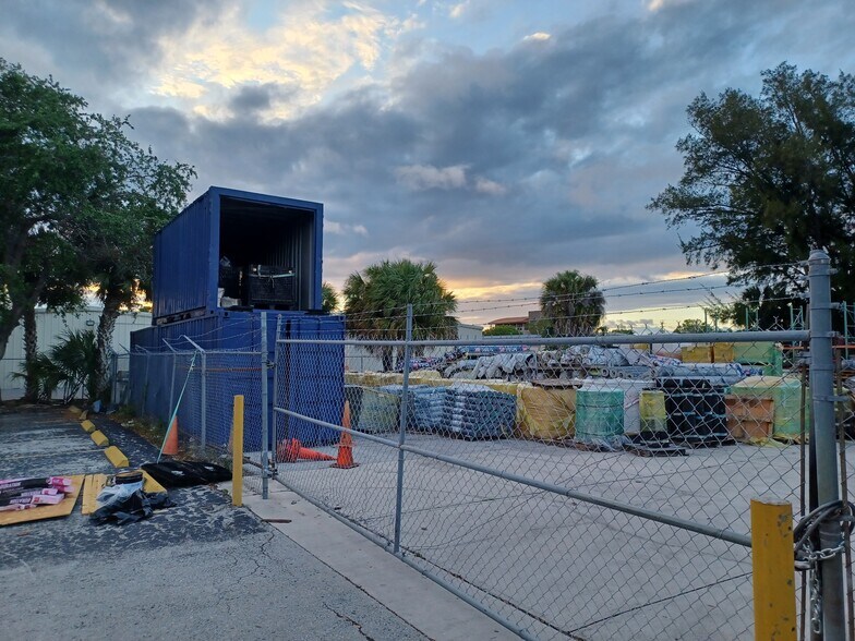 More Photos Of 3927 Exchange Ave, Naples Warehouse For Lease