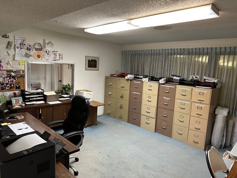 More Photos Of 1505 E Henderson St, Cleburne Office For Sale