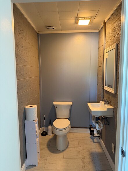 More Photos Of 201 E Grove St, Kawkawlin Flex For Sale