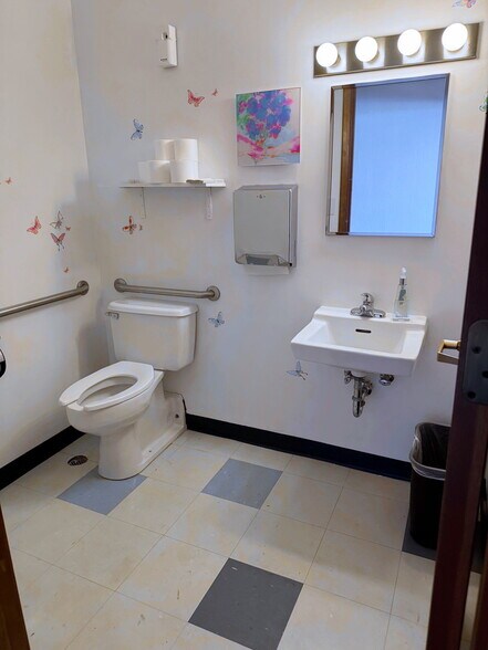 More Photos Of 2601 S 6th St, Springfield Medical For Lease