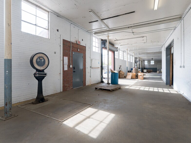 More Photos Of 701 Oriole Dr, Hendersonville Warehouse For Sale