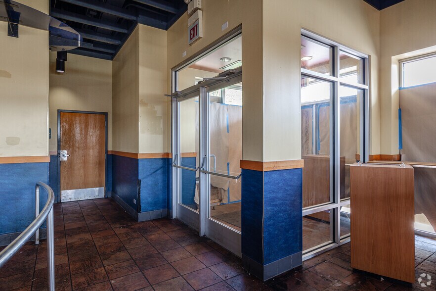More Photos Of 1914 W 79th St, Chicago Freestanding For Lease