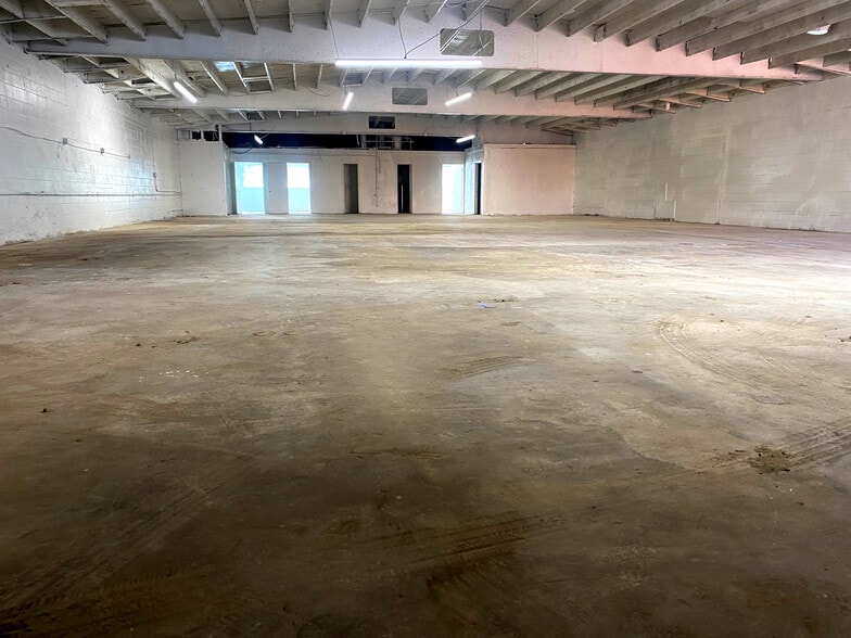 More Photos Of 18141 Napa St, Northridge Warehouse For Lease