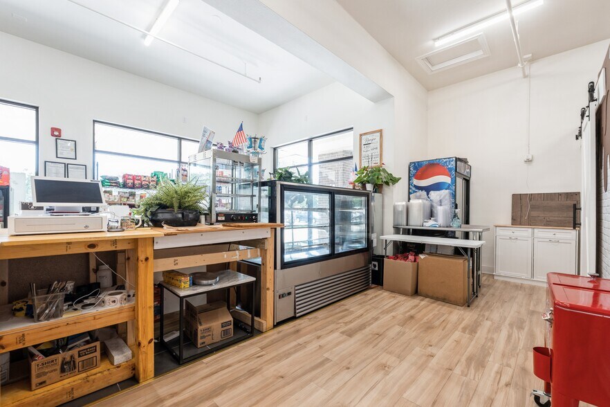 More Photos Of 5500 Merle Hay Rd, Johnston Storefront For Sale