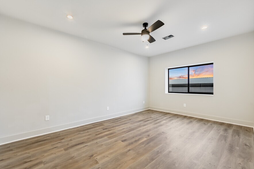 More Photos Of 15210 Fitzhugh Rd, Austin Light Distribution For Lease