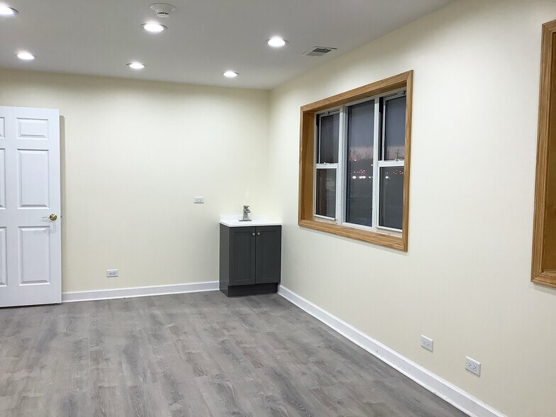 More Photos Of 5415 W Grand Ave, Gurnee Office For Lease