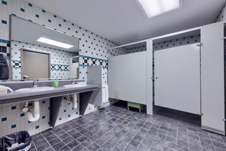 More Photos Of 22 Blackhawk Ln, Elizabethtown Distribution For Sale