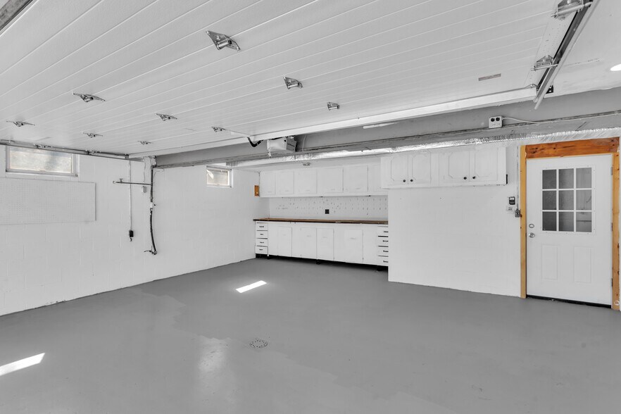 More Photos Of 1060 Pittsburgh Rd, Valencia Office For Sale