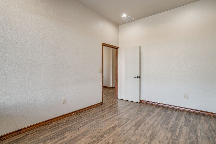 More Photos Of 1318-1324 NW John Jones Dr, Burleson Office For Lease