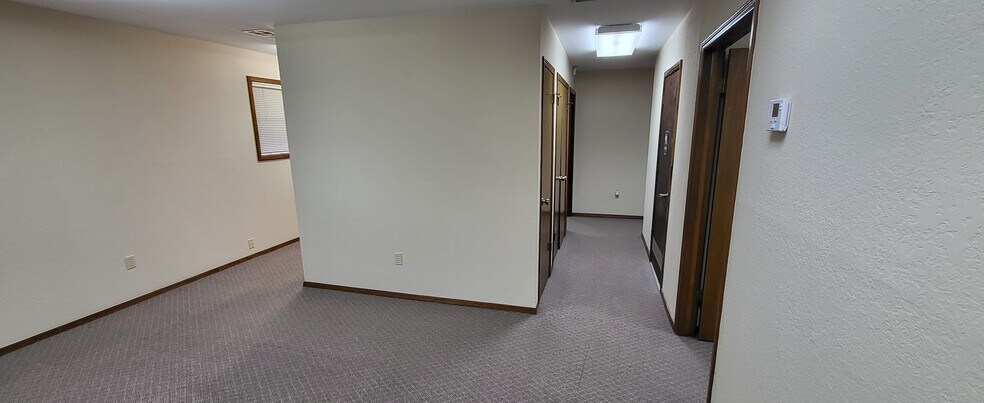 More Photos Of 813 E Darrow St, Shawnee Office For Lease