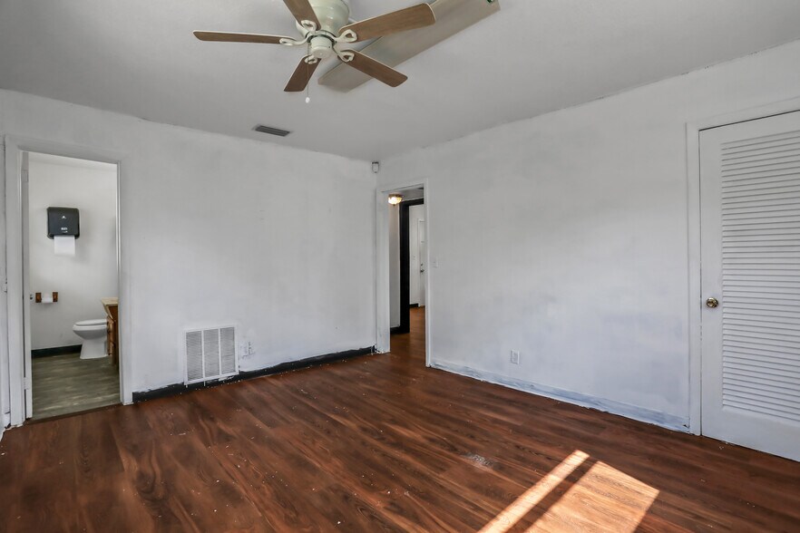 More Photos Of 6406 Merrill Rd, Jacksonville Office For Sale