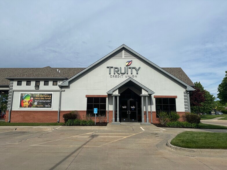 More Photos Of 2221 W 31st St, Lawrence Bank For Lease