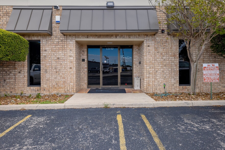 More Photos Of 12150 Valliant St, San Antonio Light Manufacturing For Lease