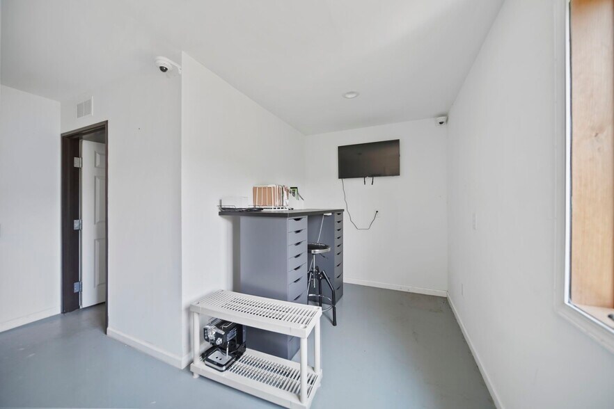 More Photos Of 15379 Howard Rd, Hanover Flex For Sale