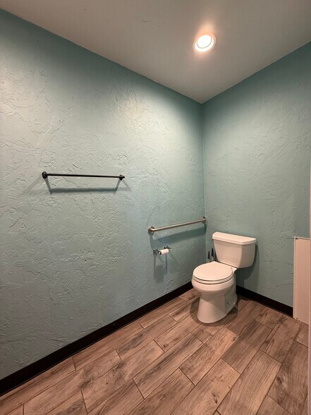 More Photos Of 16677 US Highway 77, Springer Restaurant For Lease