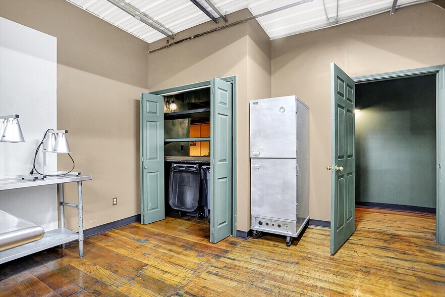 More Photos Of 35 S Main St, Batesville Warehouse For Sale