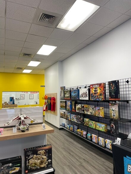 More Photos Of 2755 Tyrone Blvd, Saint Petersburg General Retail For Lease