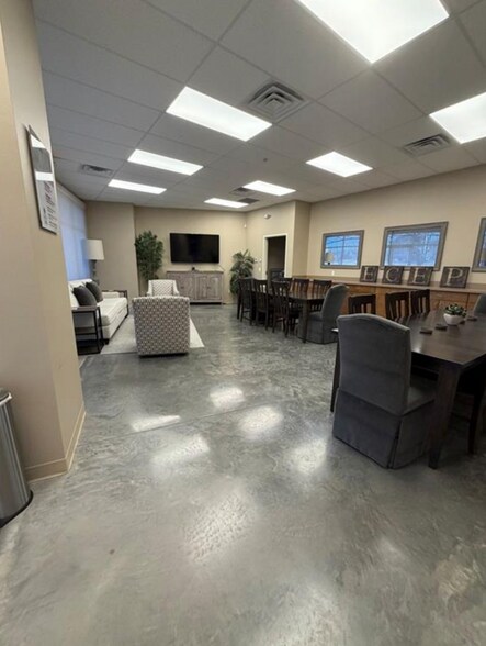 More Photos Of 1641 W 15th St, Fayetteville Storefront For Lease