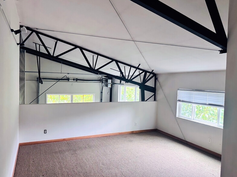 More Photos Of 7321-7327 N Charleston Ave, Portland Freestanding For Lease