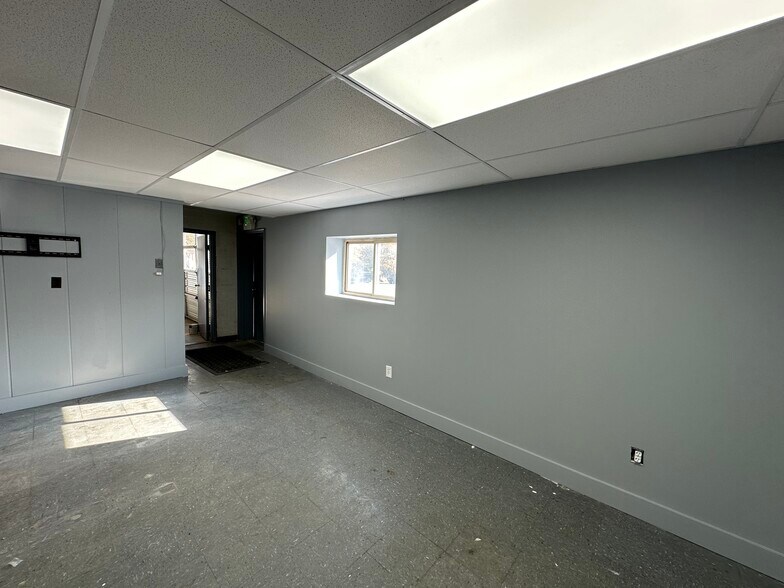 More Photos Of 8271 Brock Bridge Rd, Laurel Warehouse For Lease