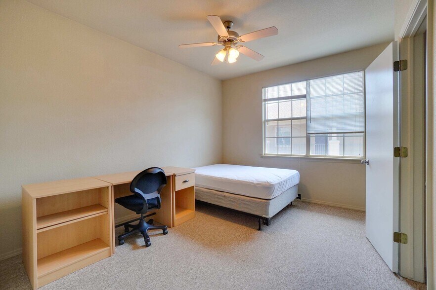 More Photos Of 801 N 49th St, Fort Smith Dormitory For Sale