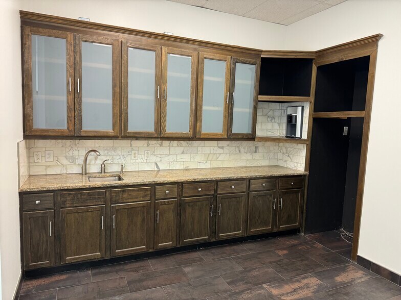 More Photos Of 2853 Dickerson Pky, Carrollton Light Distribution For Lease