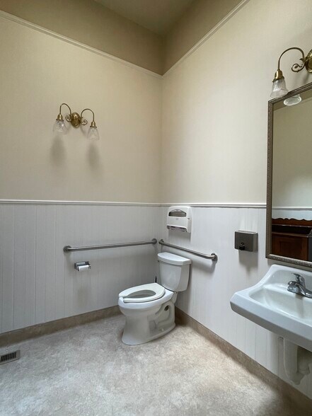 More Photos Of 425 W Blanco Rd, Salinas Office For Lease