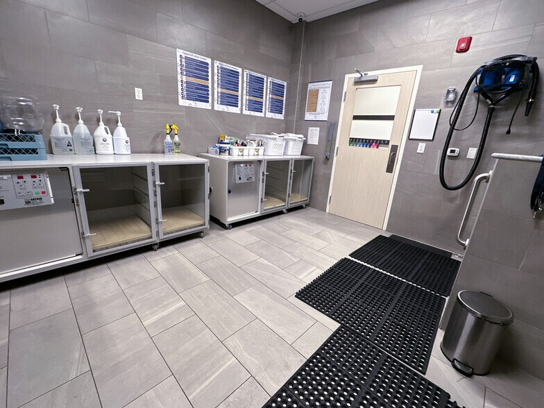 More Photos Of 2386 Florida Highway 426 Hwy, Oviedo Veterinarian Kennel For Sale