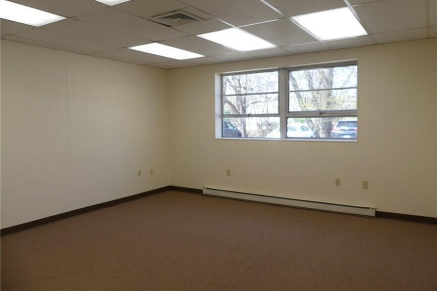 More Photos Of 36 Plains Rd, Essex Freestanding For Lease