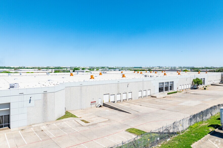 More Photos Of 2951 N Great Southwest Pky, Grand Prairie Distribution For Lease