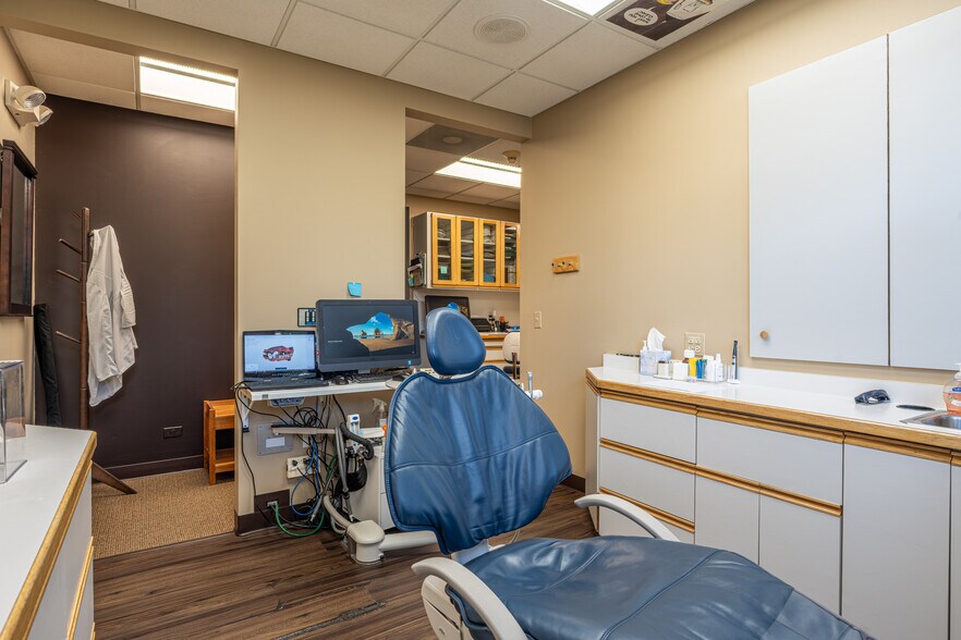 More Photos Of 950 N York Rd, Hinsdale Medical For Sale