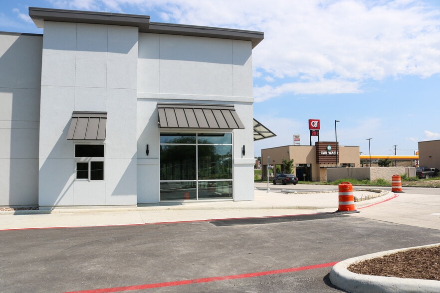 More Photos Of 15319 Lookout Rd, San Antonio General Retail For Lease