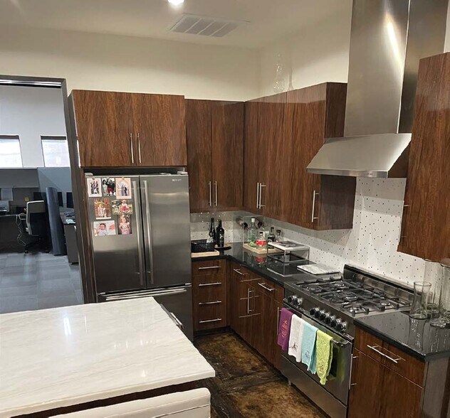 More Photos Of 1330 Turtle Creek Blvd, Dallas Distribution For Lease