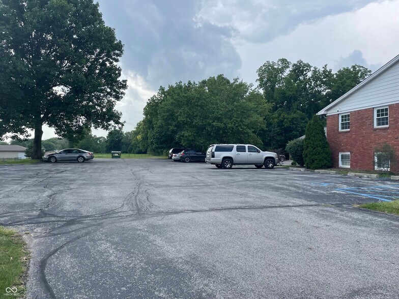 More Photos Of 4040 S Meridian St, Indianapolis Office For Lease