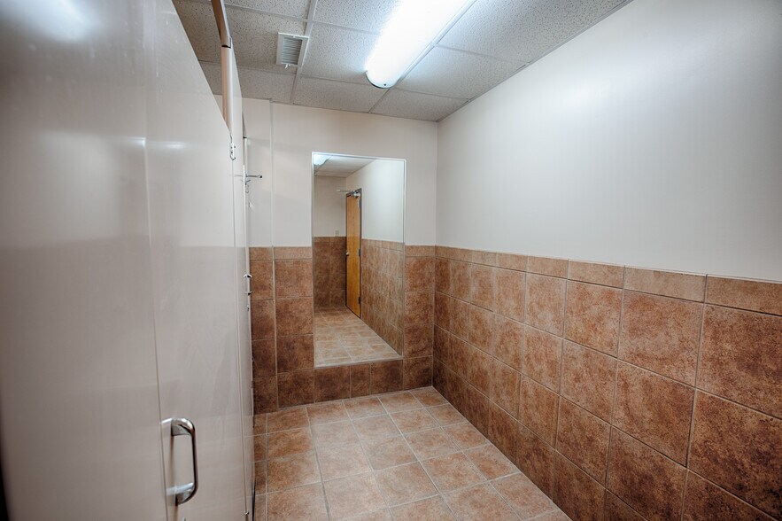 More Photos Of 273-275 Midway Ln, Oak Ridge Warehouse For Lease